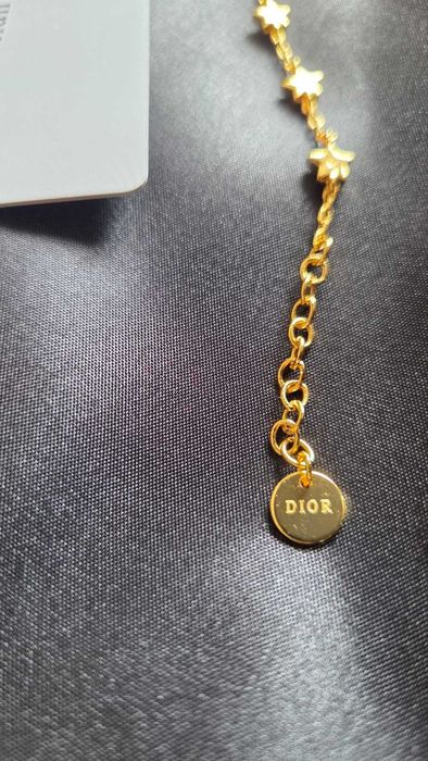 Dior Красива гривна която привлича погледите .