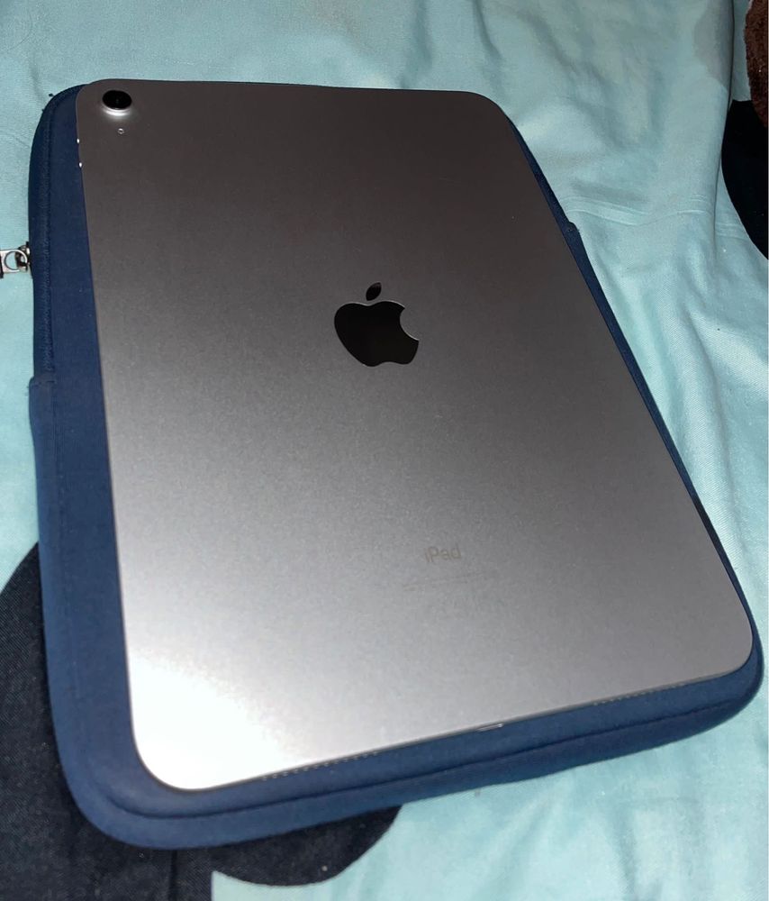 Vand iPad generatia 10th 64GB impecabil