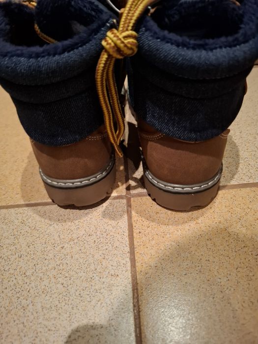Чисто нови обувки тип боти