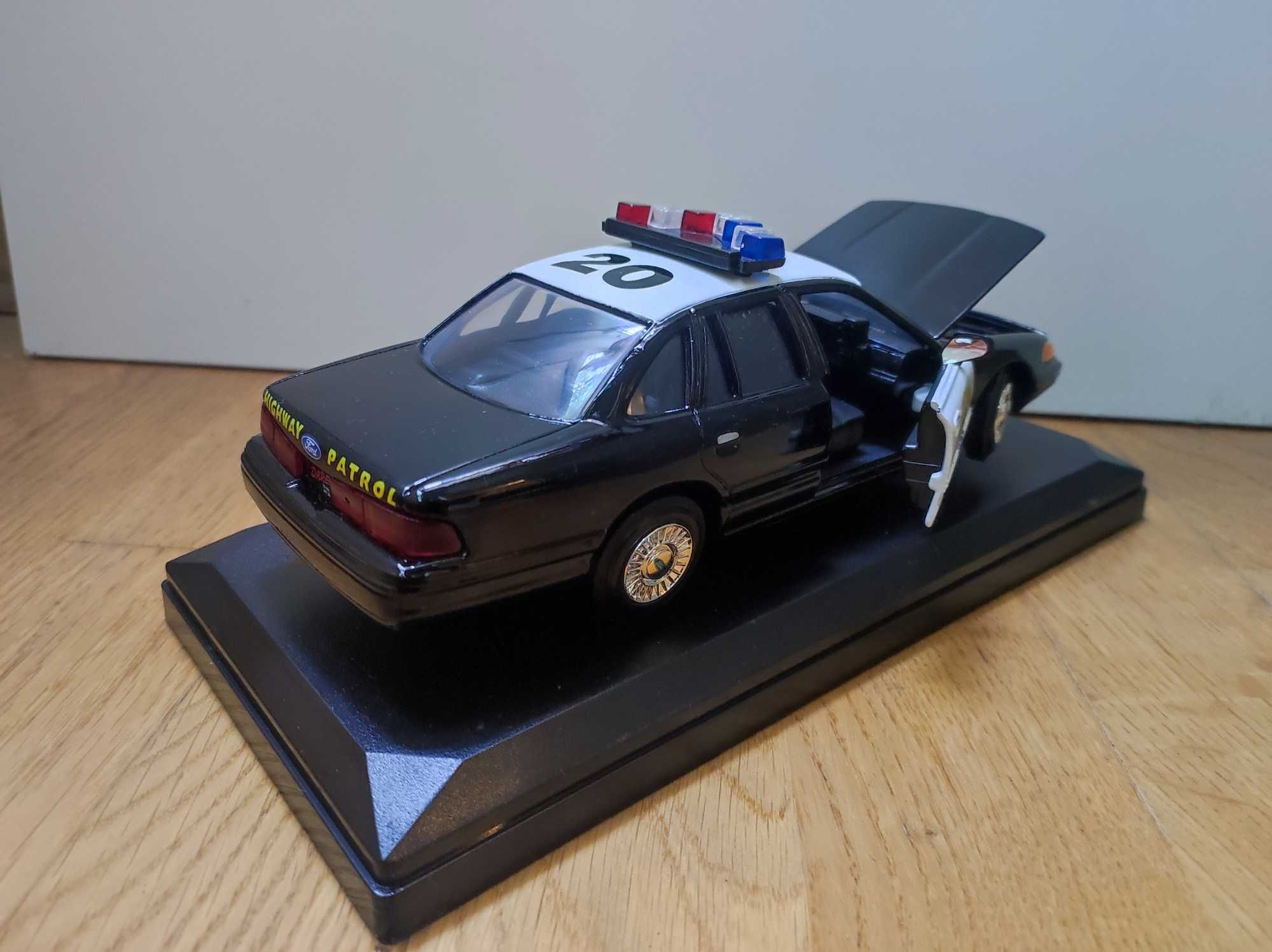 Модель Ford Crown Victoria 1/24