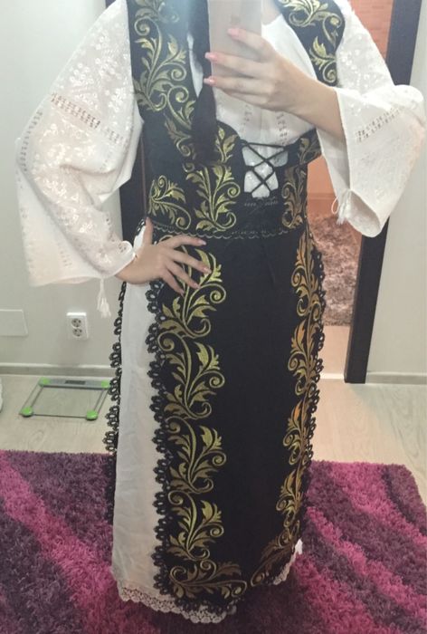 Costum popular stilizat