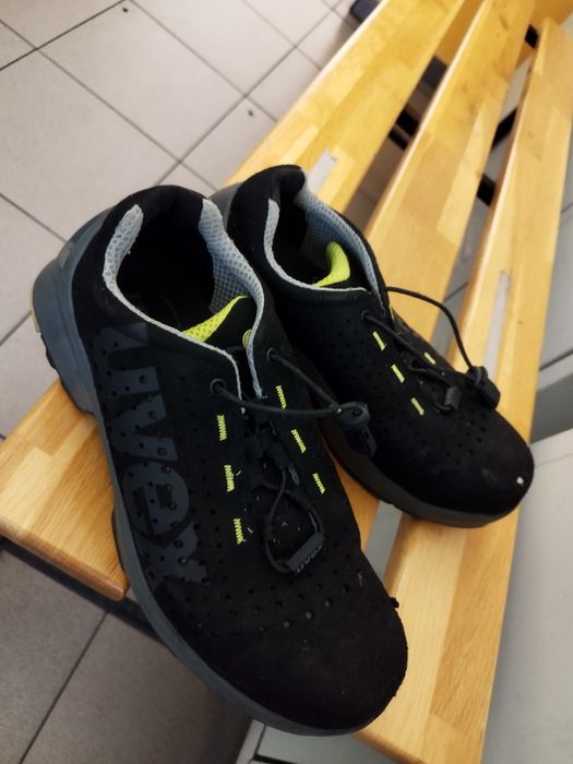 Vând sandale cu bombeu