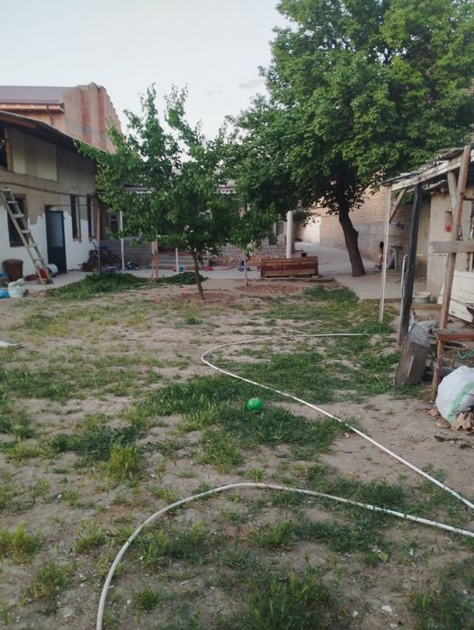 Uy joy sotiladi yer narhida 13.5 soth bolip ham sotiladi