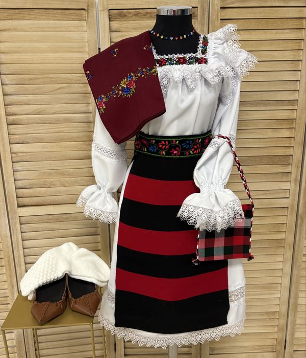 Costum traditional/popular de Maramures pentru femei autentic, complet