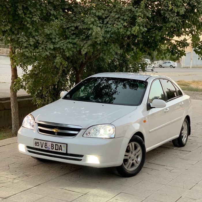 Lasetti 1.8 sotiladi