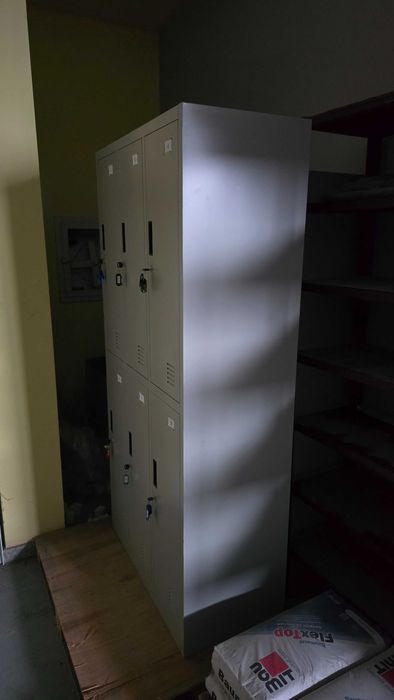 Метален шкаф за работно облекло