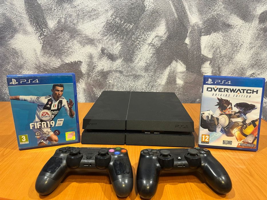 PlayStation 4, 2 Controllere, 2 Jocuri si Toate Cablurile Necesare