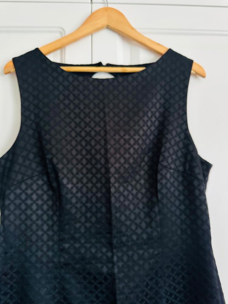 Rochie neagra de seara , fara maneci , de la firma H&M