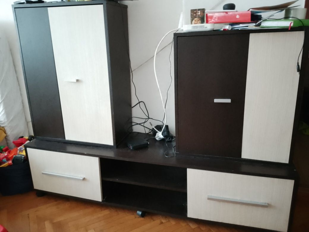 Mobilier living . Pret 200 lei