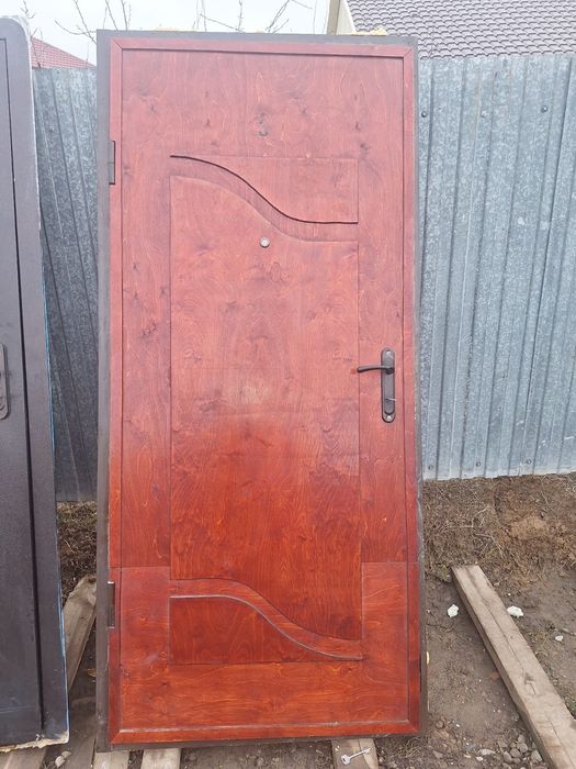 Продам входную железную дверь