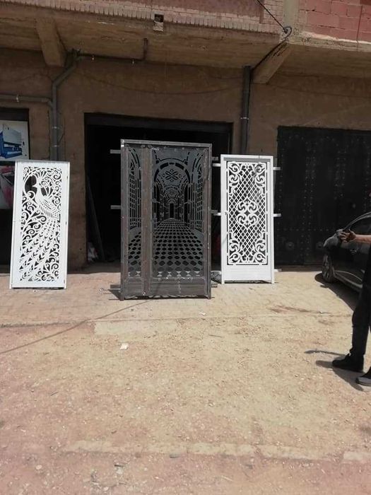 Usi metalice diferite modele