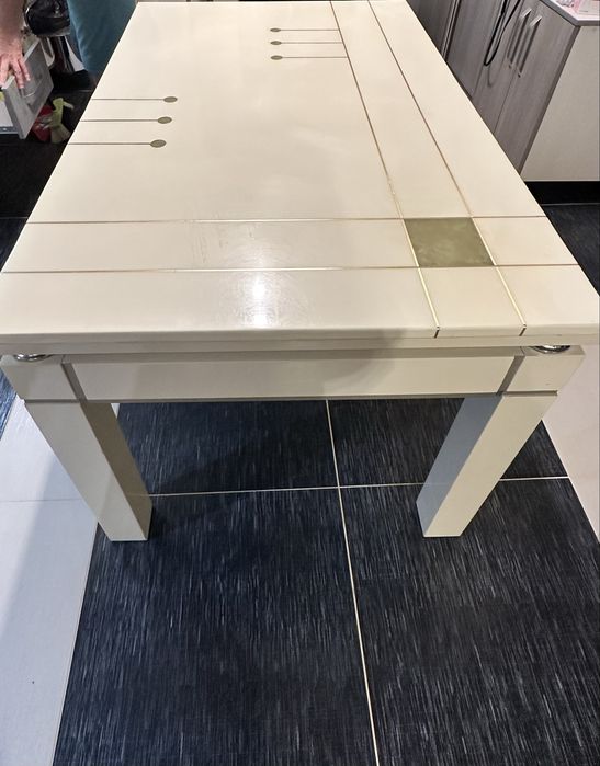 Vand masa de bucatarie in stare perfecta , blat de marmura .