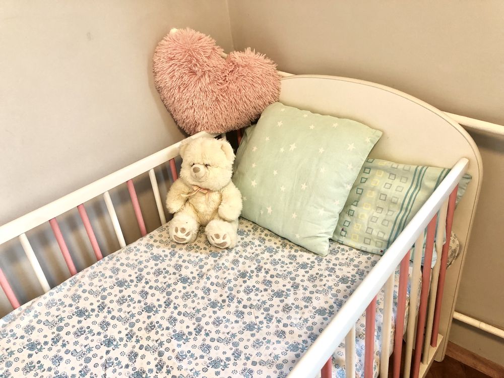Детско легло с матрак и две възглавничк