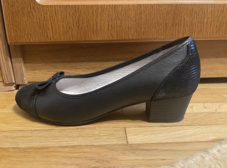Pantofi cu toc mic de piele Jana