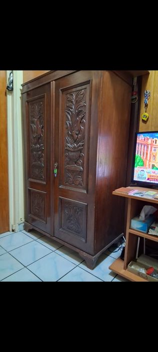 Vând sifonier vintage 2 usi ,stare foarte buna ,elemente sculptate.