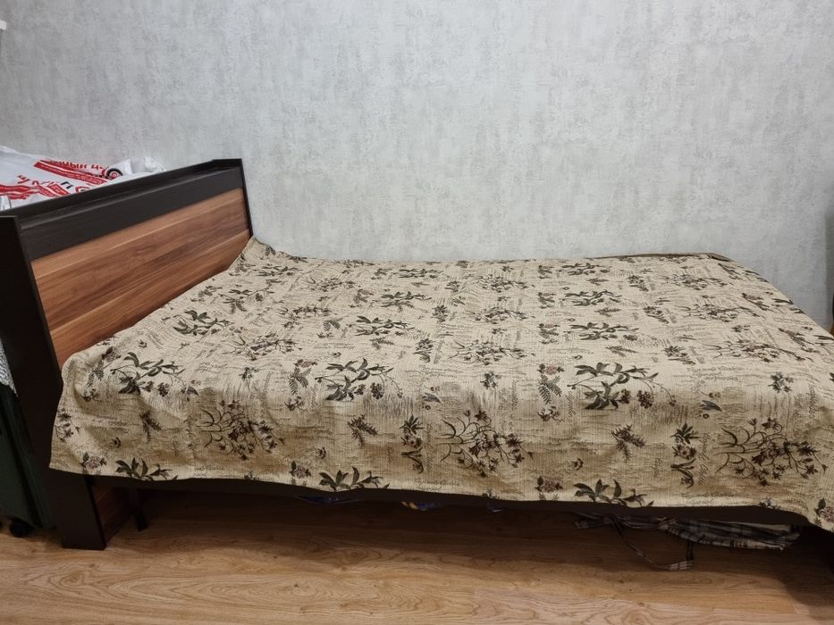 Продам кровать с матрасом