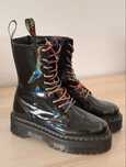 Bocanci Dr. Martens cu reflexii multicolore