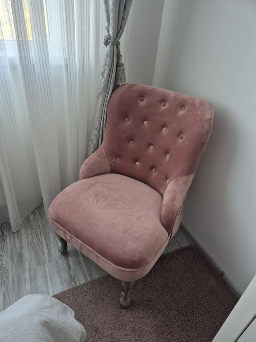 Vând scaun culoare roz