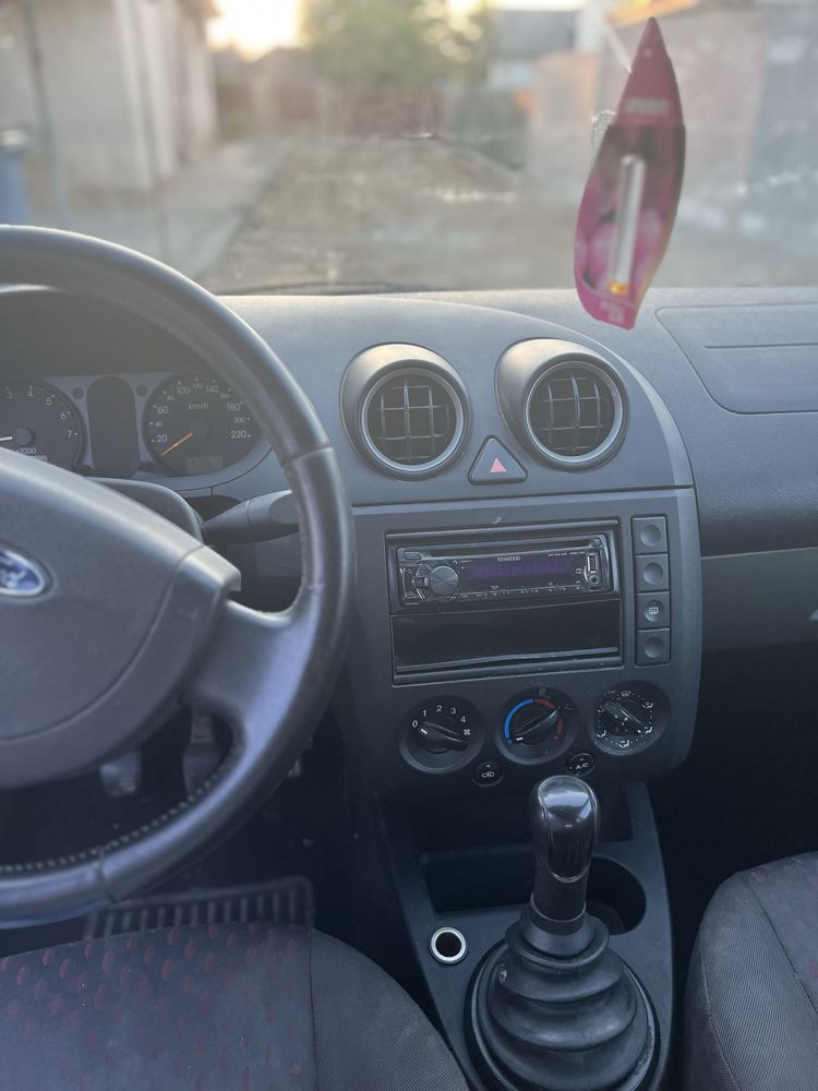 Vând Ford Fiesta