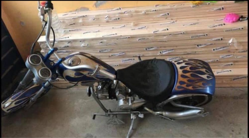 Choper 125 cc pornire buton cat si pedala 4 trepte viteza