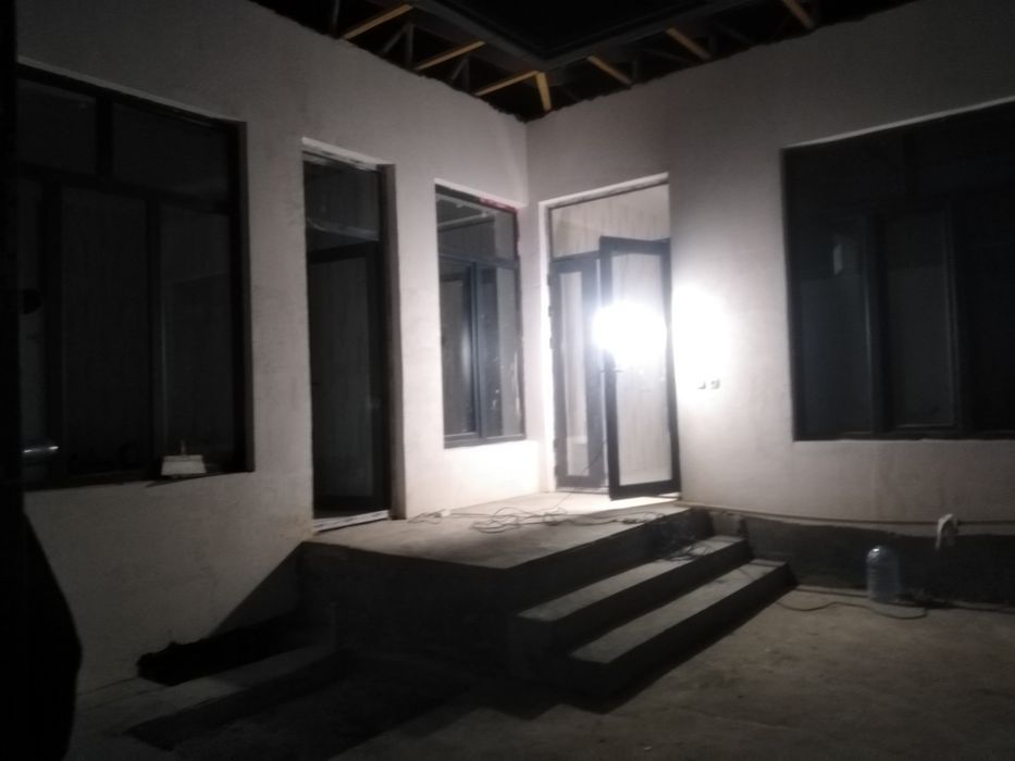 105000у.е Охунбобоев 1.9 сотик 4 хона 2 санузел 90% битган