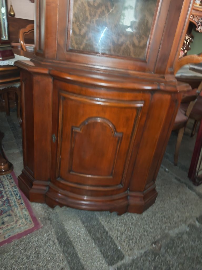 Антикварна ъглова витрина