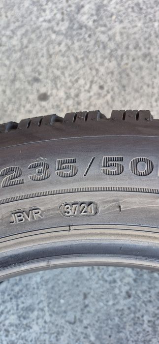 4 anvelope iarna ca si noi Dunlop 235/50/18.Pretul este pe bucata.