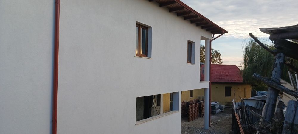 Execut lucrări: fundații, zidărie, acoperisuri, tencuieli, izolații.