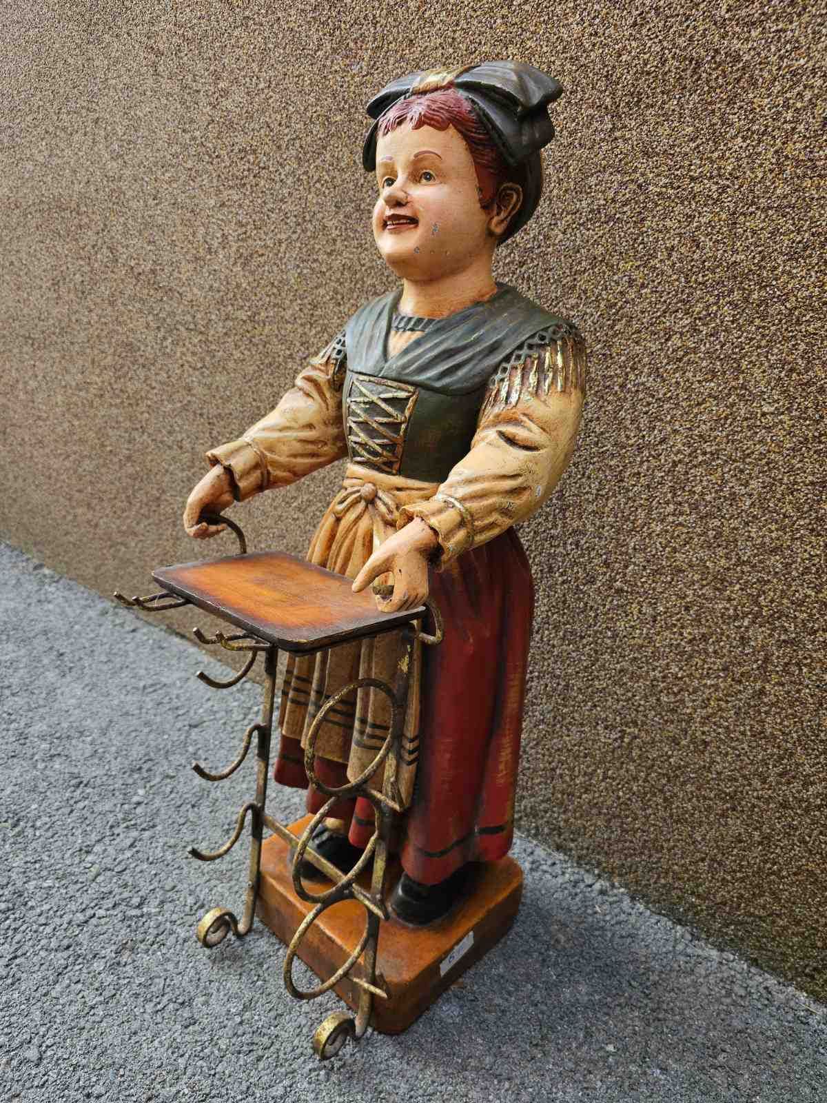 Ретро шкаф за вино