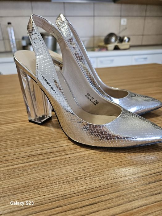 Pantofi marimea 38.150 lei