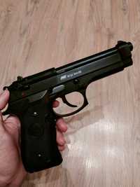 Replica 1:1 a pistolului Beretta M9