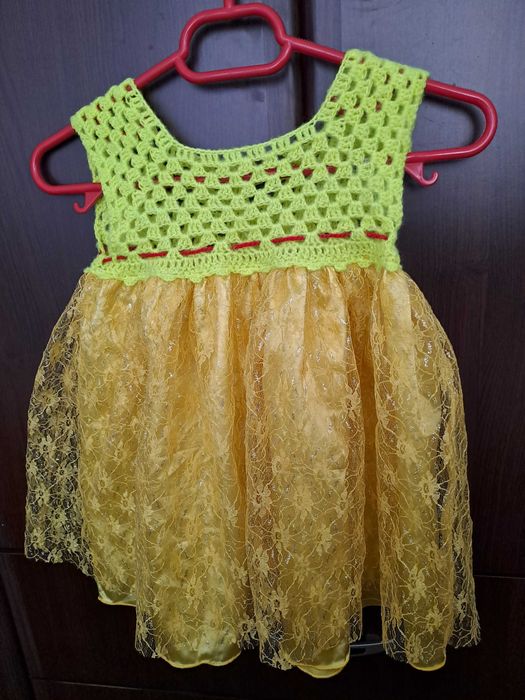 Rochie fetita galbena cu trandafiri rosii