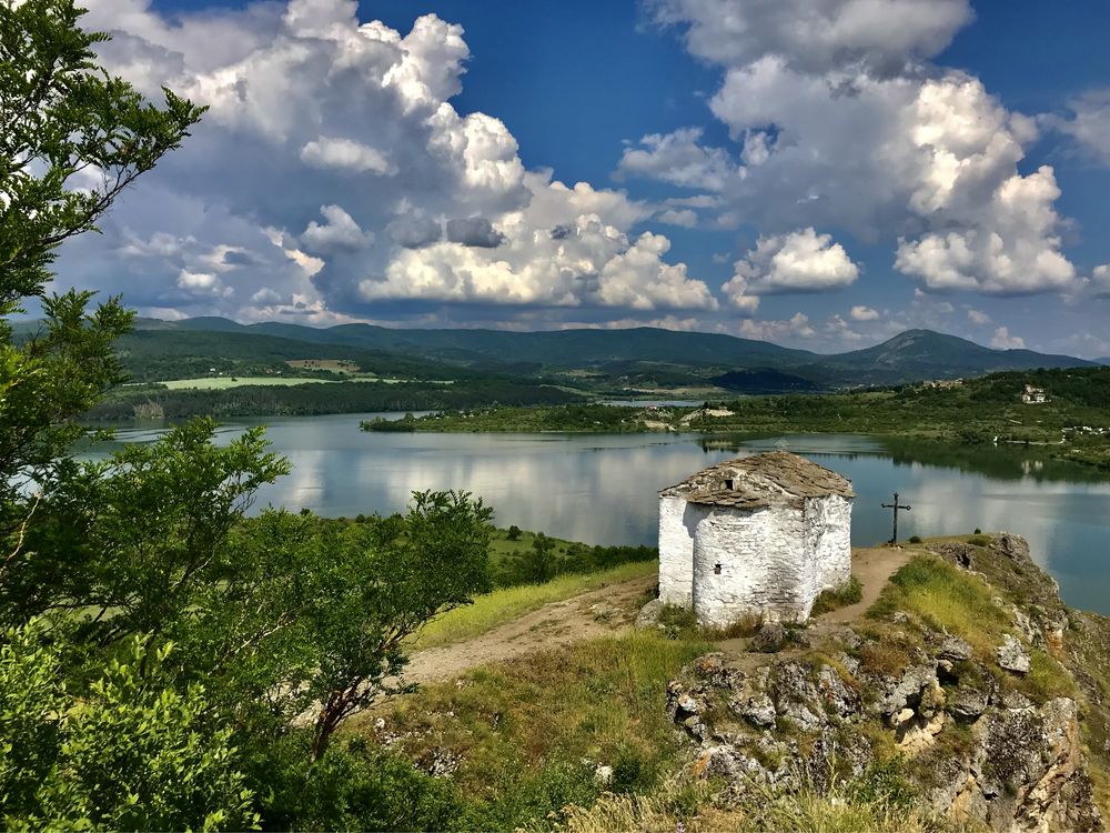 Голям парцел с къща в с.Поцърненци