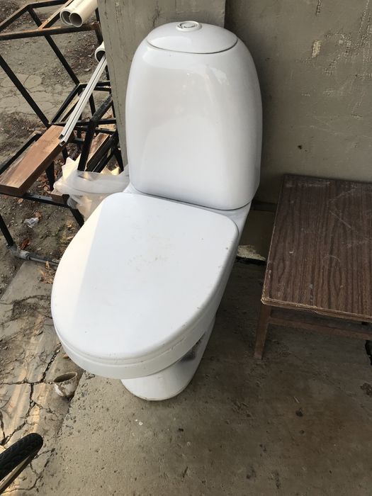 Унитаз жасап тұрған