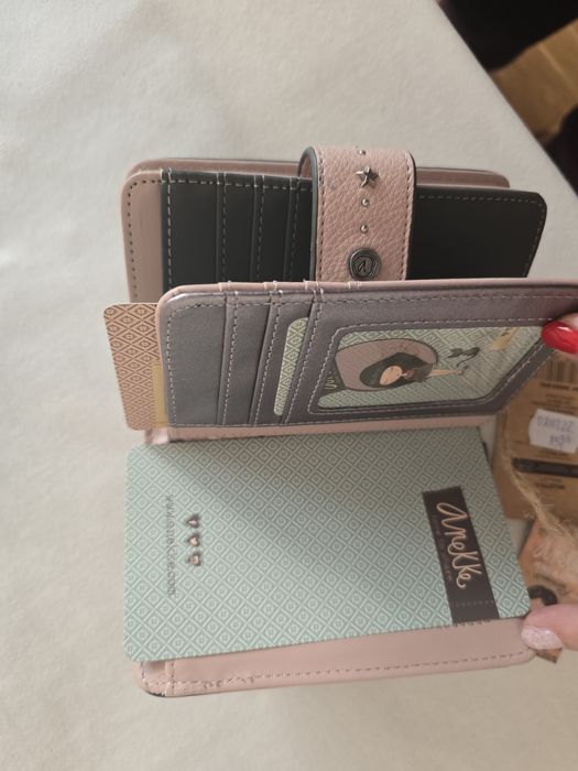 Ново портомоне анеке с монетник и картодържателл