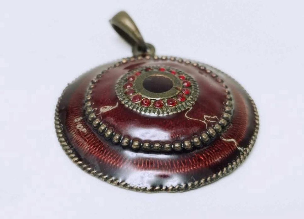 Vechi pandantiv din bronz cu email rosu, India