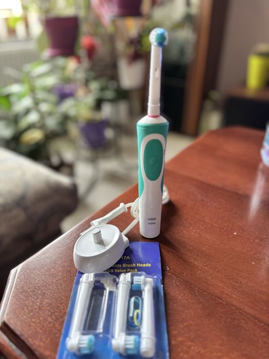 Електрическа четка за зъби Braun Oral B