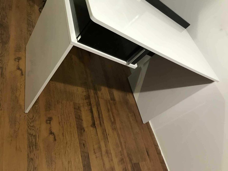 Лакирано бюро с отвор за кабели