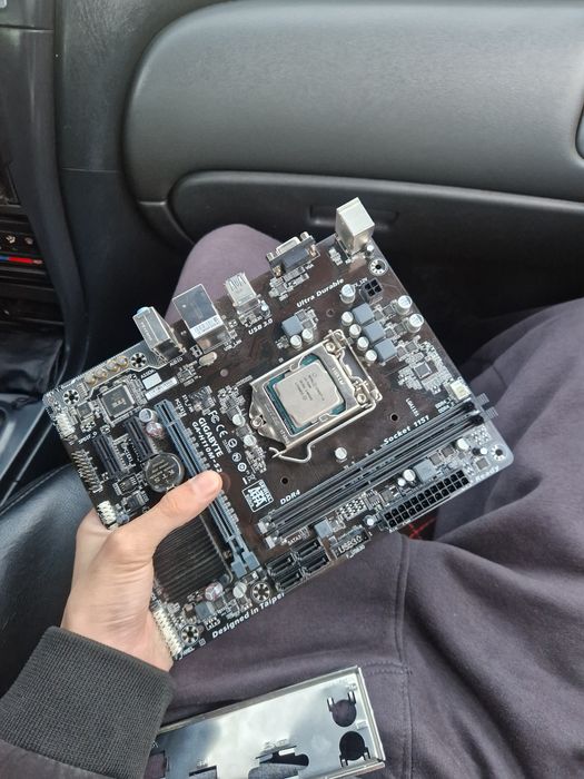 Материнская плата 

Материнска