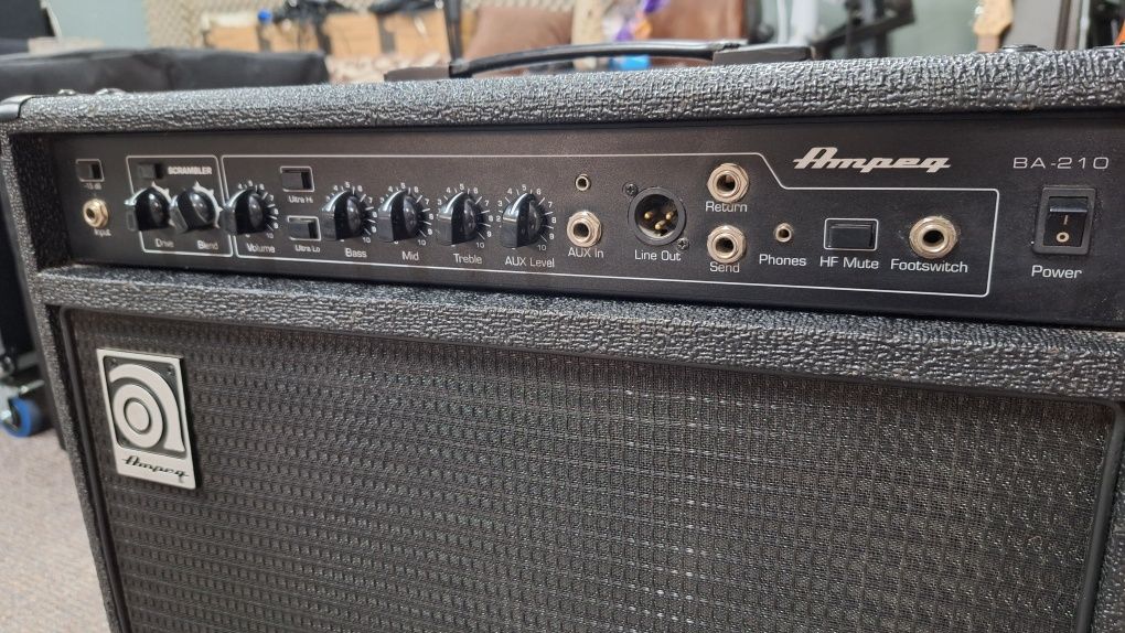 Combo Chitara Bas Ampeg BA210 Amplificator