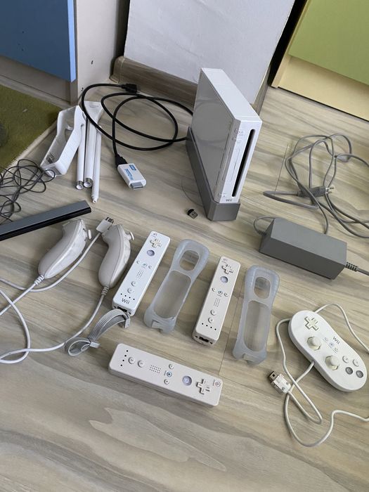 Хакнато Nintendo Wii + флашка пълна с игри