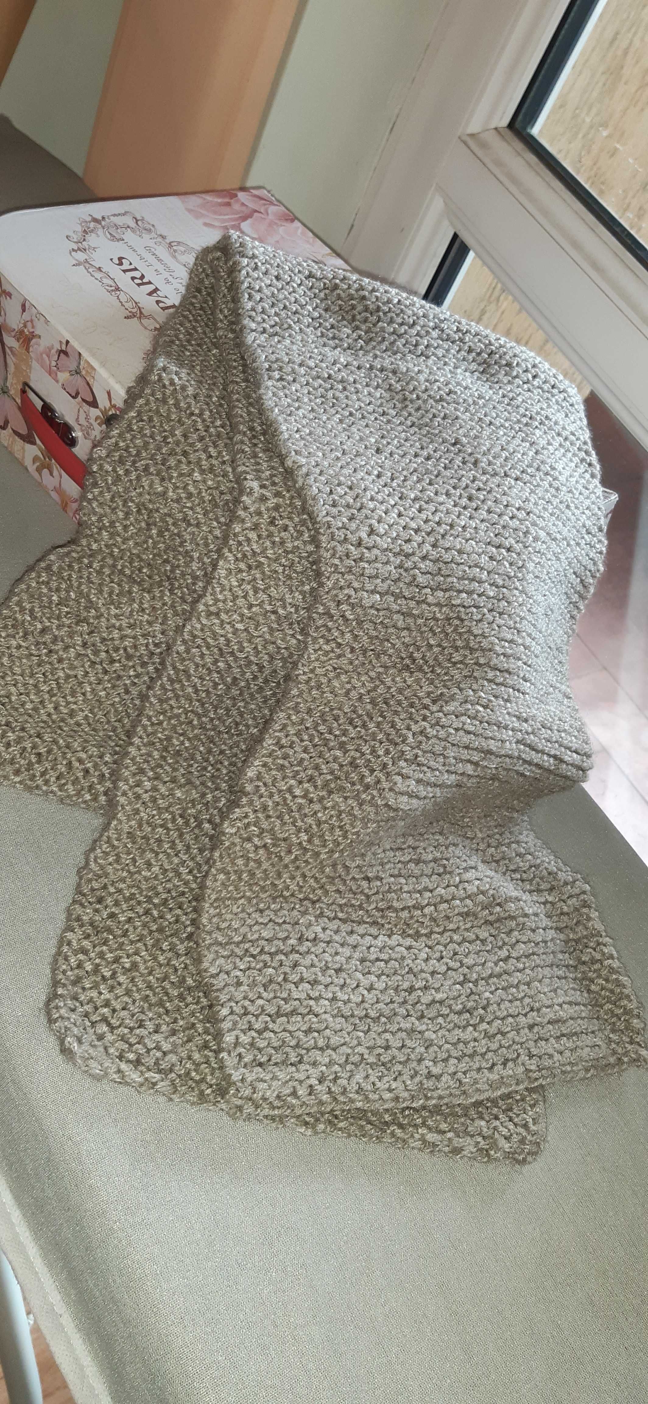 Ръчно плетени шалове в коледна крафт опаковка