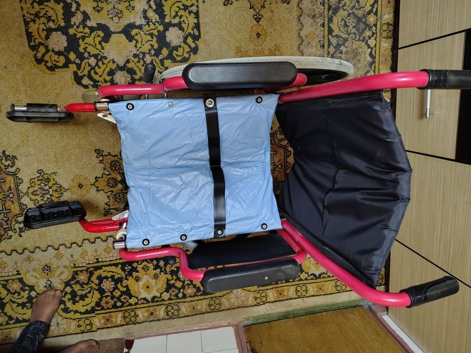 Scaun cu rotile pliabil