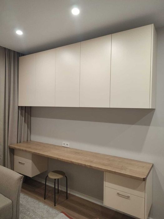 Срочно продаю новый набор стол с двумя тумбочками с навесным шкафом