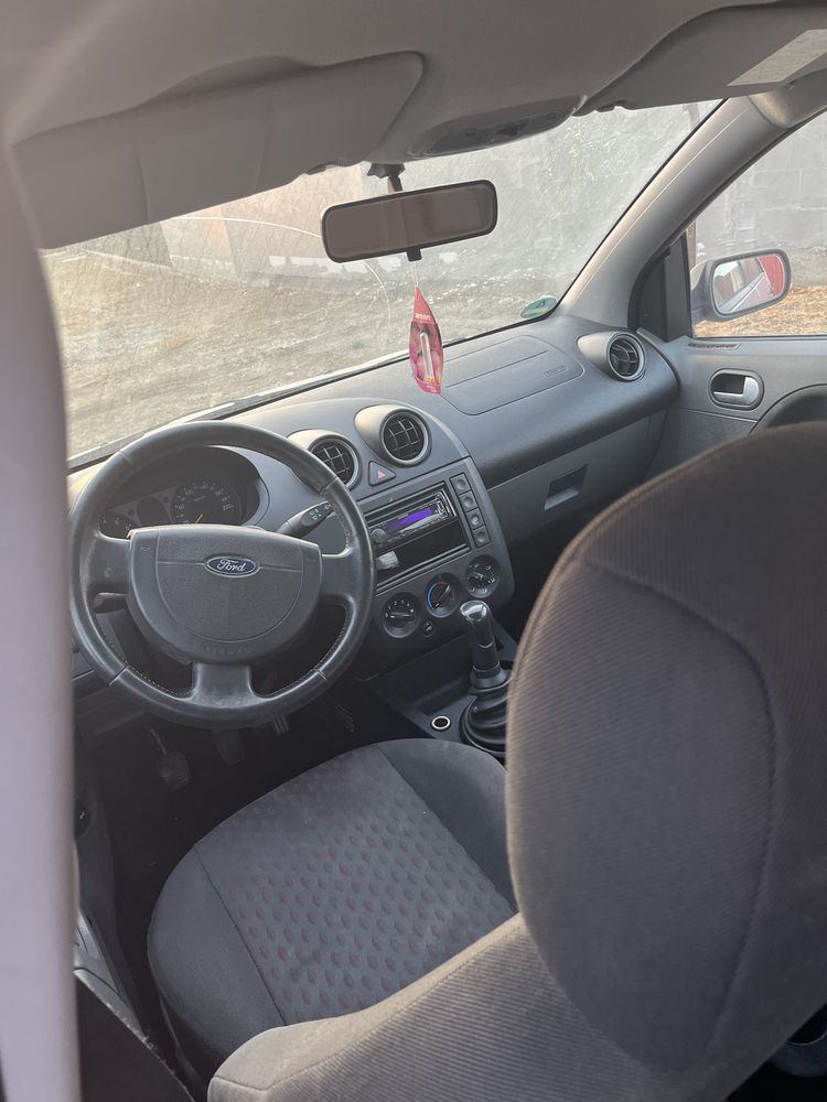 Vând Ford Fiesta