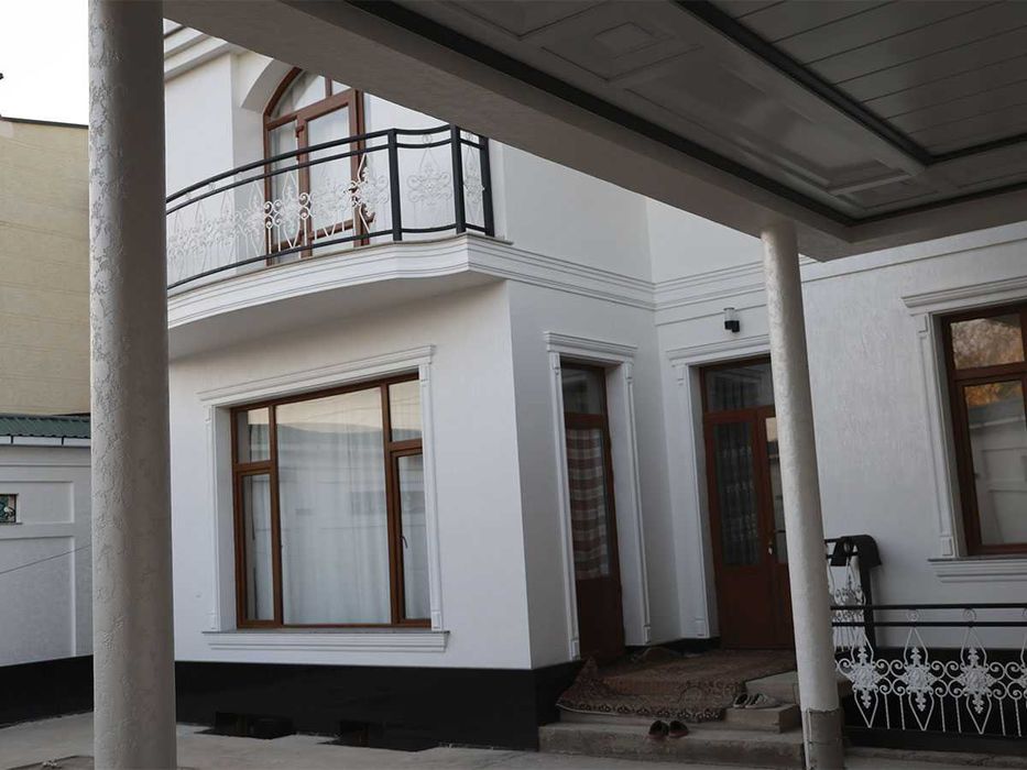Shayxontohurda 3qavatli uy sotiladi 2.7sotix, yangi remont, keng fasad