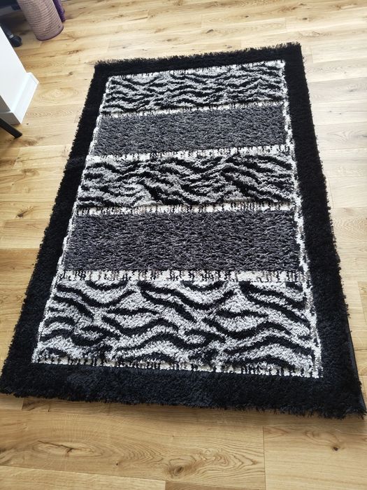 Covor negru cu fir de mătase – nuanțe alb și gri, stare excelentă