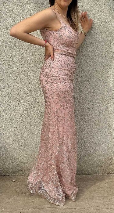 Официална рокля.