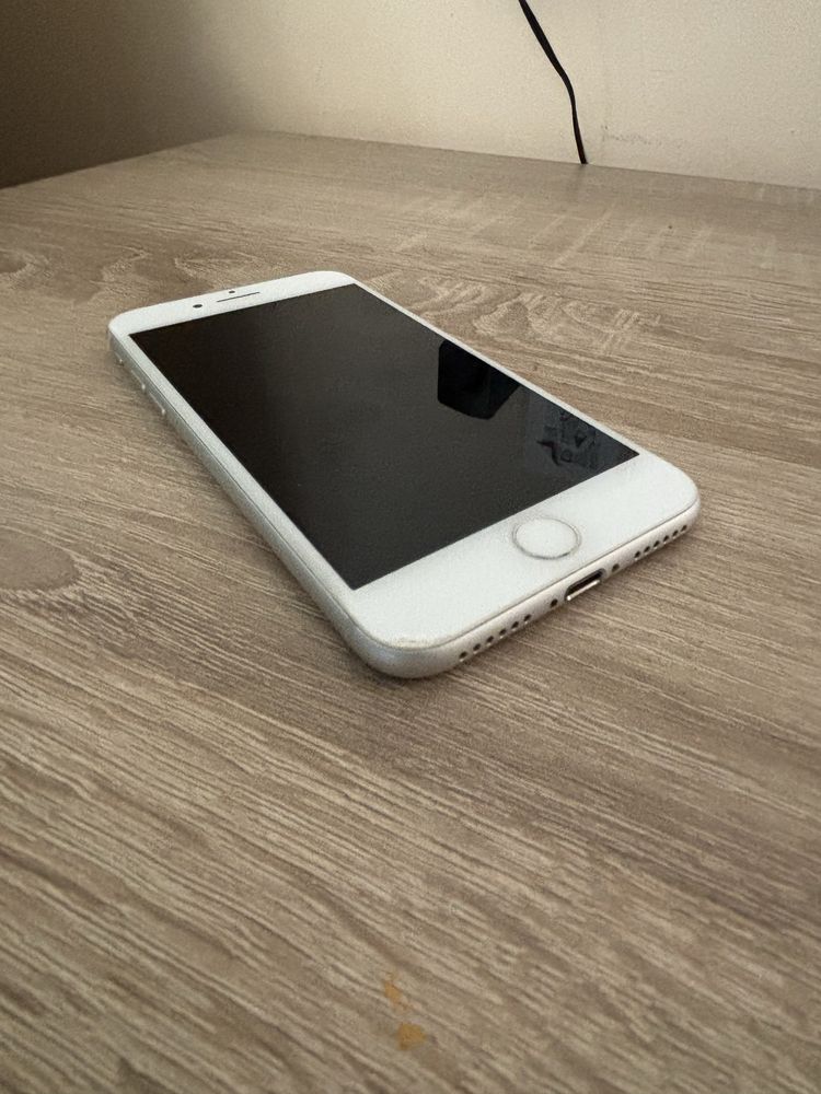 Iphone 7 32 GB бял