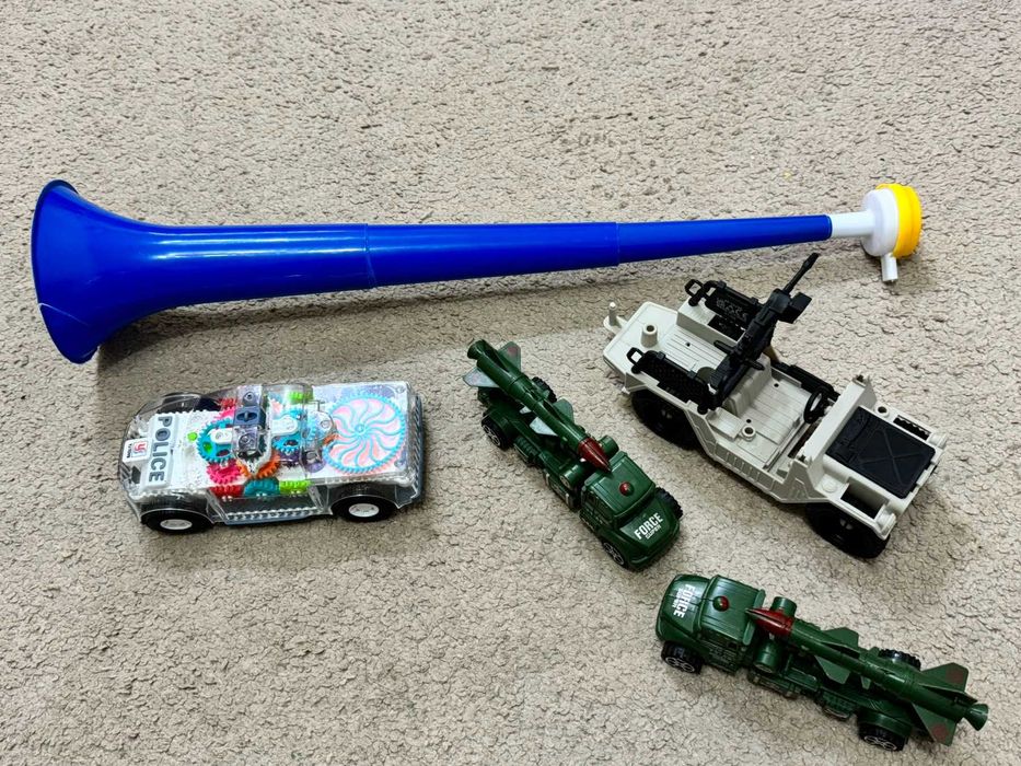 Детски играчки, 15 лева всичко, военен хеликоптер, каска, пистолети